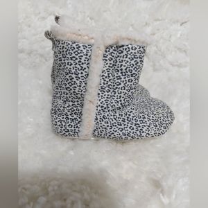 Baby Oshkosh size 3 animal print Velcro Sherpa lined  shoes
